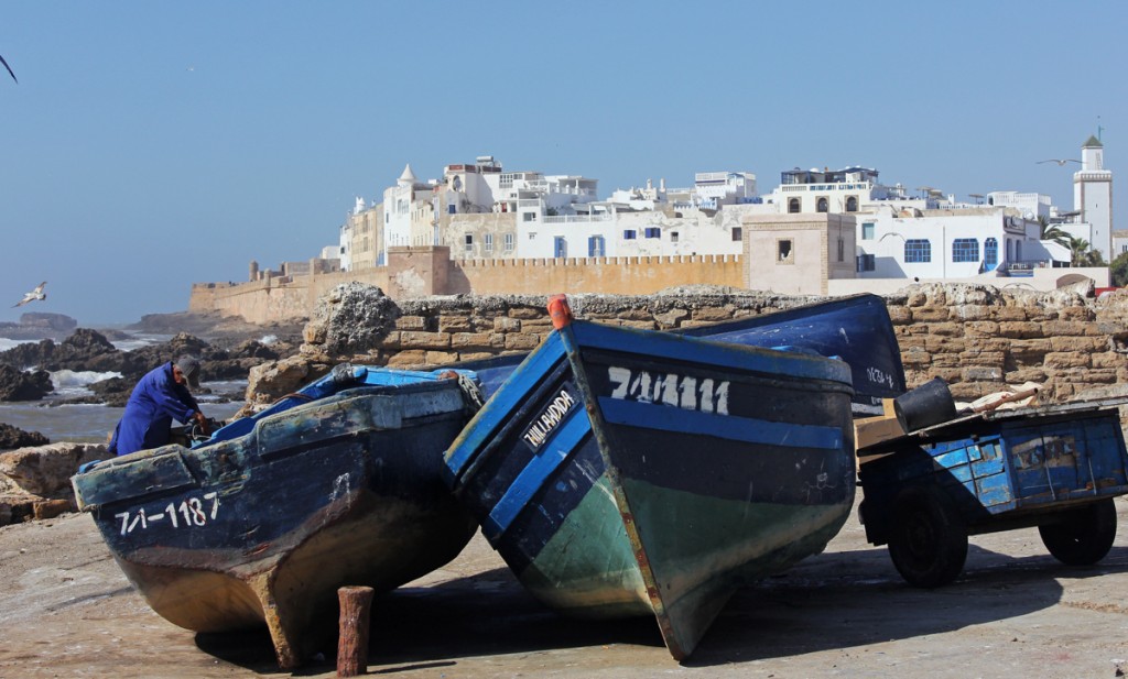 Atlas Okyanusu kıyısındaki Essaouira'nın mavi kayıkları, balıktan döndükten sonra kıyıya çekilmiş, bakımları yapılıyor. Essaouira, Game of Thrones dizisinde Astapor adlı kenti canlandırmıştı.