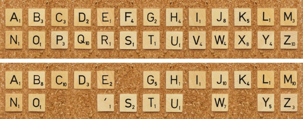 (Üstte) İngilizce Scrabble taşları. (Altta) British Columbia’da (Kanada) konuşulan Carrier diline ait Scrabble taşları. (Fotoğraf: Leo Reynolds)