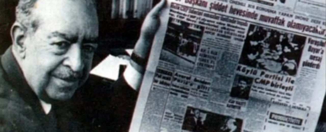 Gazeteci Ahmet Emin Yalman, Vatan gazetesiyle poz veriyor.