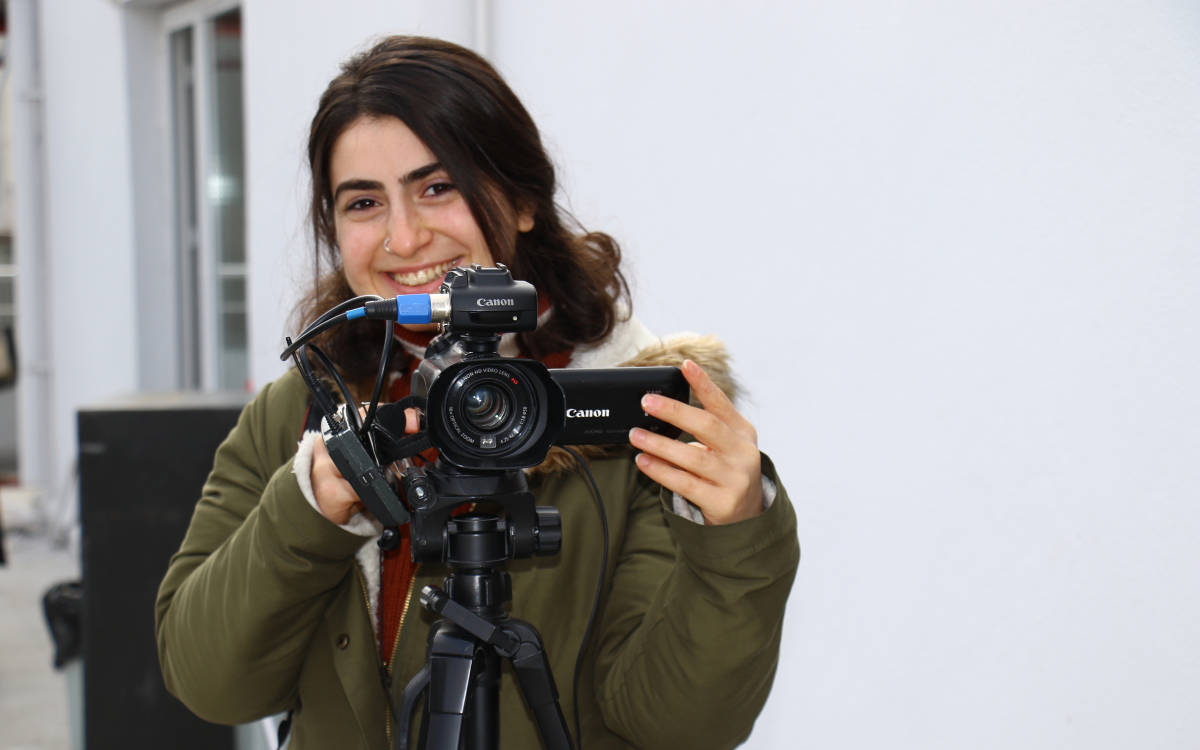 Tutuklu gazeteci Öznur Değer'in sansürlenen mektubu: “Hakikat ışığımız  sönmeyecek”